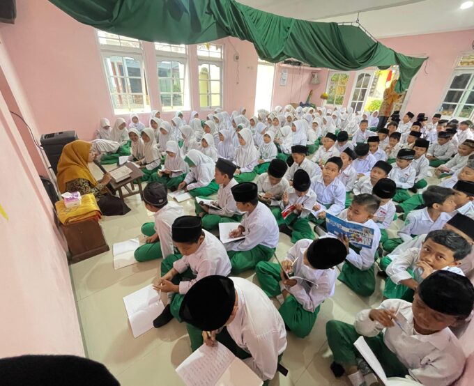 Ngaji Ramadhan MI An Nashriyah, 800 Siswa Ikuti Kajian Kitab Washiyatul Musthofa
