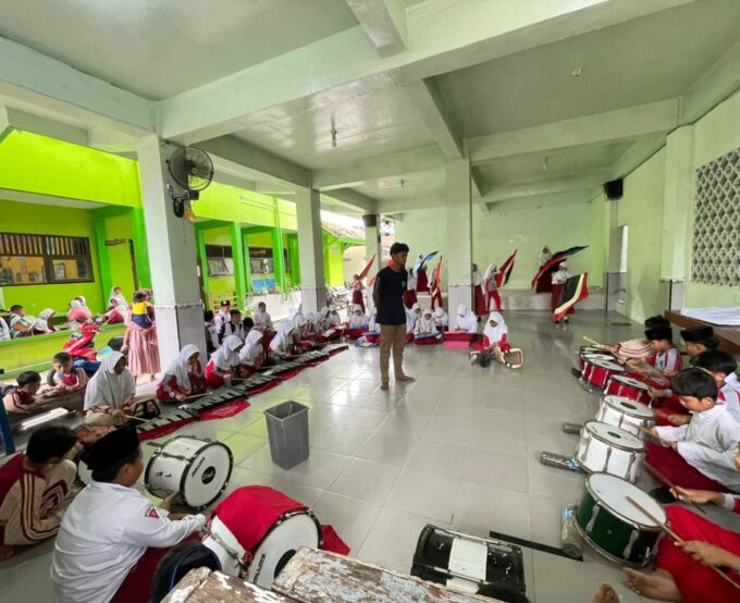 Semangat Menggema! Marching Band MI An Nashriyah Siap Meriahkan Pawai Sambut Ramadhan