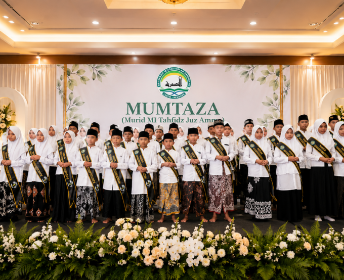 Wisuda MUMTAZA MI An Nashriyah Tahun 2026, 61 Siswa Resmi Dikukuhkan