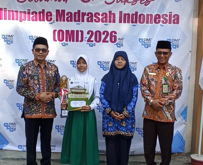 Penyerahan Hadiah Olimpiade Madrasah Indonesia (OMI) dan Pembinaan oleh Kepala Kantor Kemenag Kabupaten Rembang